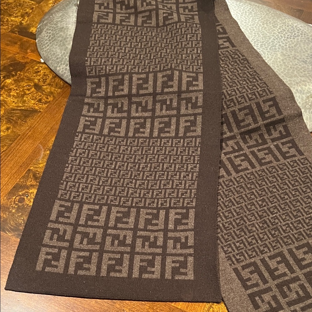 Fendi wool scarf in brown.